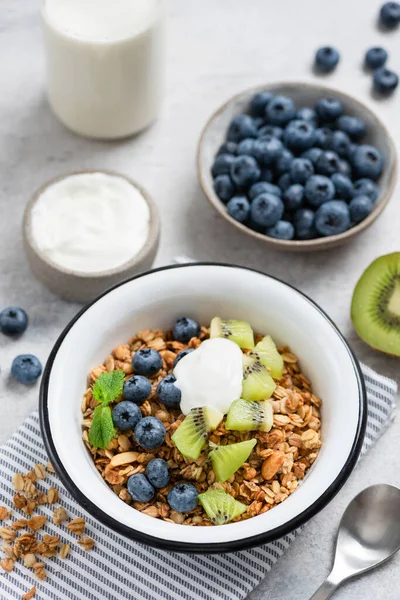 Café da manhã tigela de granola com frutas e iogurte — Fotografia de Stock