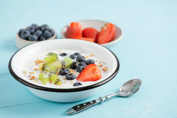 Tigela de pequeno-almoço com leite de amêndoa, frutas e granola — Fotografia de Stock