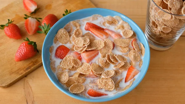 Whole grain flakes with milk and strawberries — Stock Photo, Image