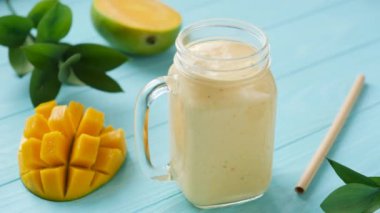 Tropikal Mango Smoothie veya Cam Kavanozda Mango Lassi. Naneli Yaprakla Meyve Smoothie 'si