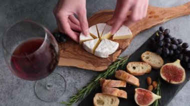 Brie peyniri veya peynirli peynirli, meyveli, baget ve şaraplı. Aperatif tabağı