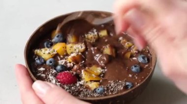 Vejetaryen çikolatalı smoothie yiyorum. Superfood smoothie kasesi