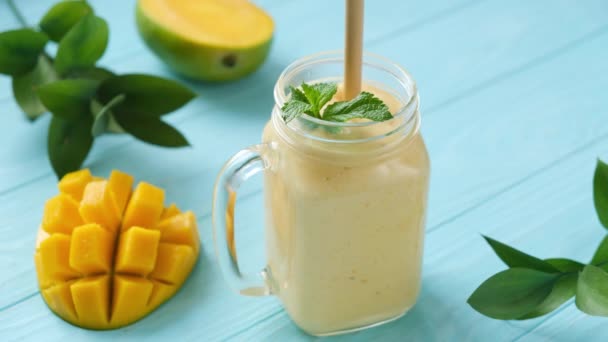Vegetarischer Mango Smoothie Oder Mango Lassi Mit Bambus Trinkhalm Gesunder — Stockvideo