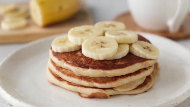 Pannenkoeken Met Banaan Kokosvlokken Pannenkoeken Versieren Met Kokosvlokken — Stockvideo