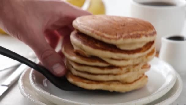 Servir Une Pile Crêpes Sur Une Assiette Crêpes Moelleuses Savoureuses — Video