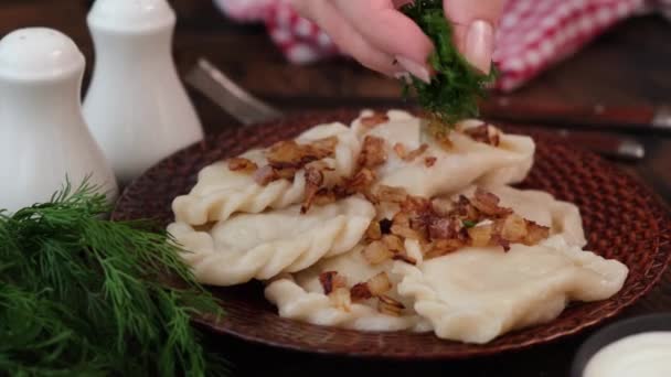 瓦伦尼基与油炸洋葱和菊花 Pierogi 波兰和乌克兰烹调食品 — 图库视频影像