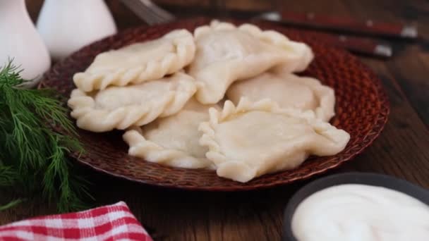 Pierogi Patatesle Doldurulmuş Börekler Kızarmış Soğanı Pierogiye Ekliyorum — Stok video