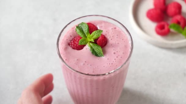 Batido Framboesa Rosa Copo Com Palha Bebida Papel Mistura Smoothie — Vídeo de Stock