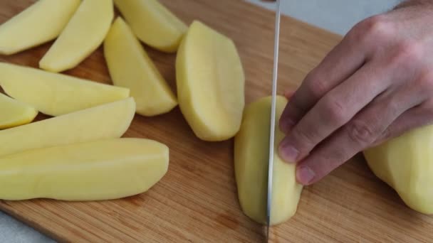 Preparación Cuñas Patata Chef Corte Patata Una Tabla Cortar Madera — Vídeos de Stock