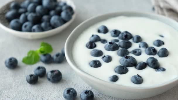 吃带有蓝莓的酸奶 健康早餐食品 — 图库视频影像