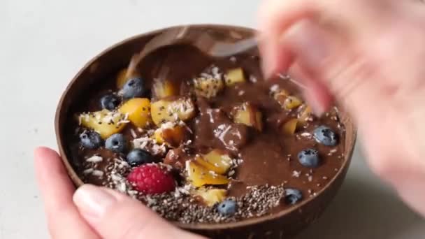 吃素食巧克力冰沙 超级食品冰沙碗 — 图库视频影像