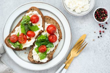 Peynirli domates bruschetta ve marul salatası.