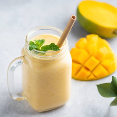 Mango smoothie, cam kavanozda mango lassi.
