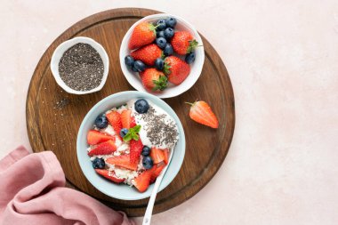 Meyve ve ricotta peynirli kahvaltı kasesi.