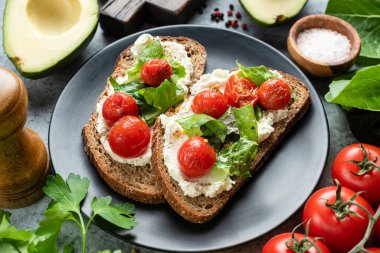 Keçi peynirli domates bruschetta.