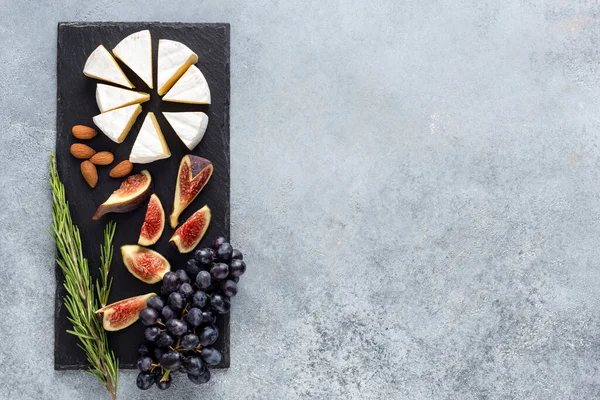 Сир Камамбер з інжиром та виноградом — стокове фото