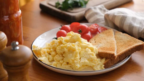 Rührei mit Toastbrot — Stockfoto