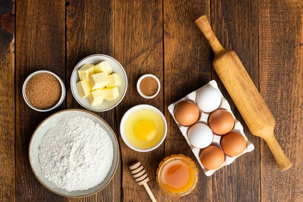 Ingrediënten voor het bakken op houten ondergrond — Stockfoto