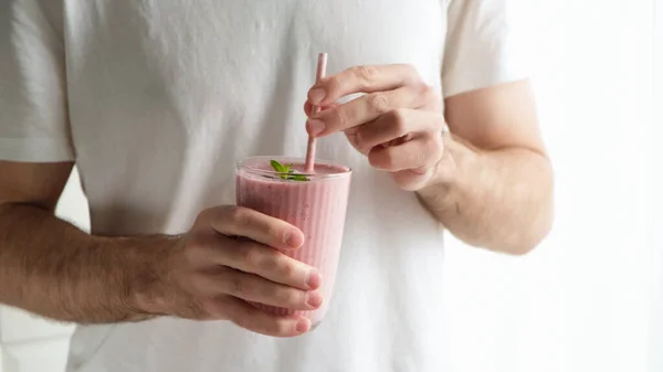 Pink berry smoothie in hands — Stock Photo, Image