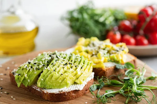 Avocado Roomkaas Toast Met Zaden Microgreens Gezond Tussendoortje Ontbijt — Stockfoto