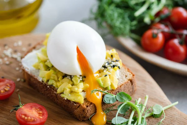 Breakfast Avocado Egg Toast Garnished Sesame Seeds Micro Greens Closeup — Stock Photo, Image