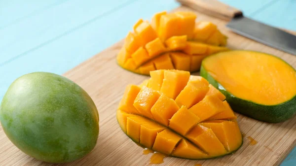 Heerlijke Rijpe Mango Gesneden Brokken Een Houten Snijplank Tropisch Fruit — Stockfoto