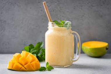 Bir kavanoz mango lassi.
