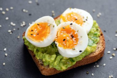 Avokado ve yumurtalı tost.