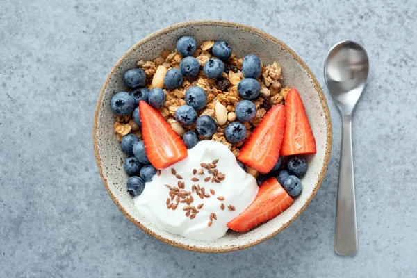 Granola de café da manhã saudável com bagas e iogurte grego — Fotografia de Stock