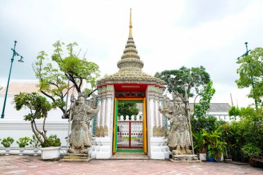 Wat Pho, Pho Tapınağı 'ndaki Wat Pho' da, Bangkok Tayland 'daki yaslanan Buda Tapınağı' nda çeşitli kapılar var..