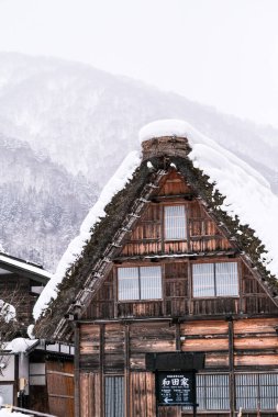 Ev ve dağ manzarası köyün arkasında, Shirakawago Köyü, Japonya.