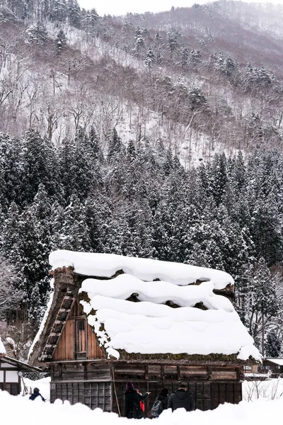 Una Casa Con Nieve Espesa Cubriendo Techo Shirakawago Village Shirakawago — Foto de Stock