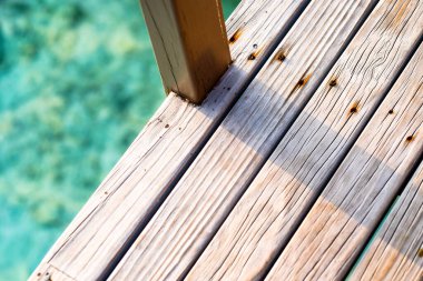 Denizin kenarındaki ahşap teras..