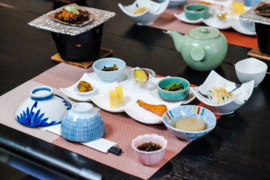 Tipik bir Japon kahvaltı seti..