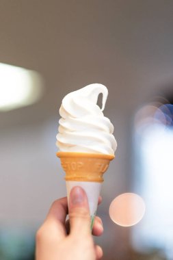 Dondurma külahını tutan bir el..
