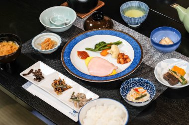 Tipik bir Japon kahvaltı seti..