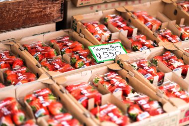 Çantalarda paketlenmiş taze çilekler satılmaya hazır..