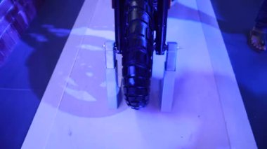 BMW motosiklet farı ve lastiğinin el kamerası görüntüsü Pune, Hindistan 14 Nisan 2017