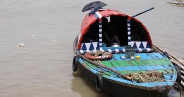 Kolkata, Batı Bengal, Hindistan 'daki PrincepGhat' ta Hooghly Nehri kıyısında renkli bir tekne sallanıyor. 17 Sep 2020