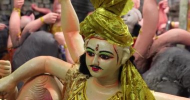 Kartikeya, Hindu Savaş ve Zafer Tanrısı. Tanrıların komutanı. Murugan, Subrahmanya, Skanda, Kumara olarak da bilinir. Parvati ve Shiva 'nın büyük oğlu, Ganesha' nın kardeşi.