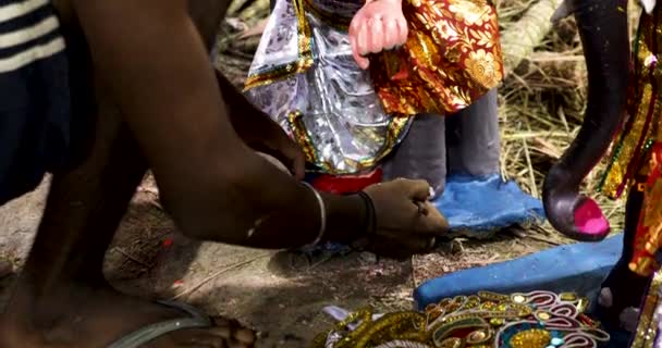 Seorang Seniman Bengali Tradisional Melukis Kaki Dewa Wiswakarma Dewa Arsitektur — Stok Video