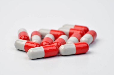 Kapsül hap ilaç tıp beyaz arka plan