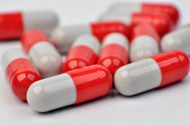 Kapsül hap ilaç tıp beyaz arka plan