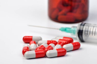 Kapsül hap ilaç tıp beyaz arka plan