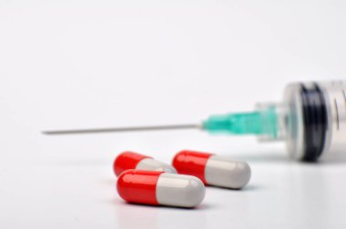 Kapsül hap ilaç tıp beyaz arka plan