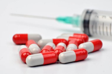 Kapsül hap ilaç tıp beyaz arka plan