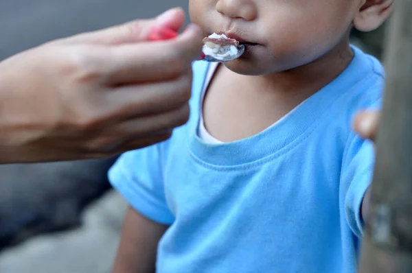 Indonesia Ciamis April 2020 Toddler Being Fed His Mother Outdoor — Stock Photo, Image