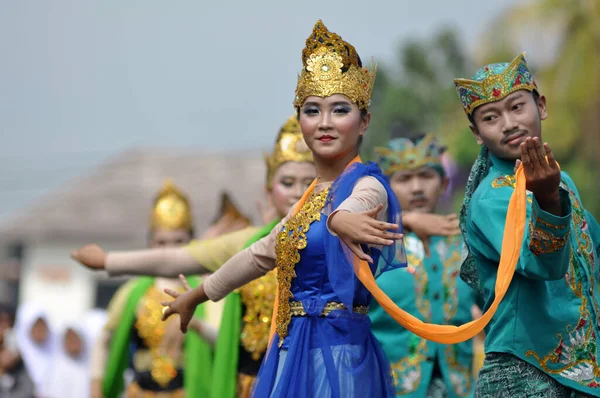西爪哇 Ciamis 2019年6月25日 来自西爪哇的少女在印度尼西亚 Ciamis的Sundanese文化节上跳圣丹斯传统舞蹈 — 图库照片