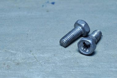 Beton zemin resim stoğundaki iki cıvatayı kapat