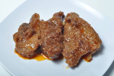 Rendang, Batı Sumatra 'nın Minangkabau bölgesinden gelen Endonezya baharatlı et yemeği.